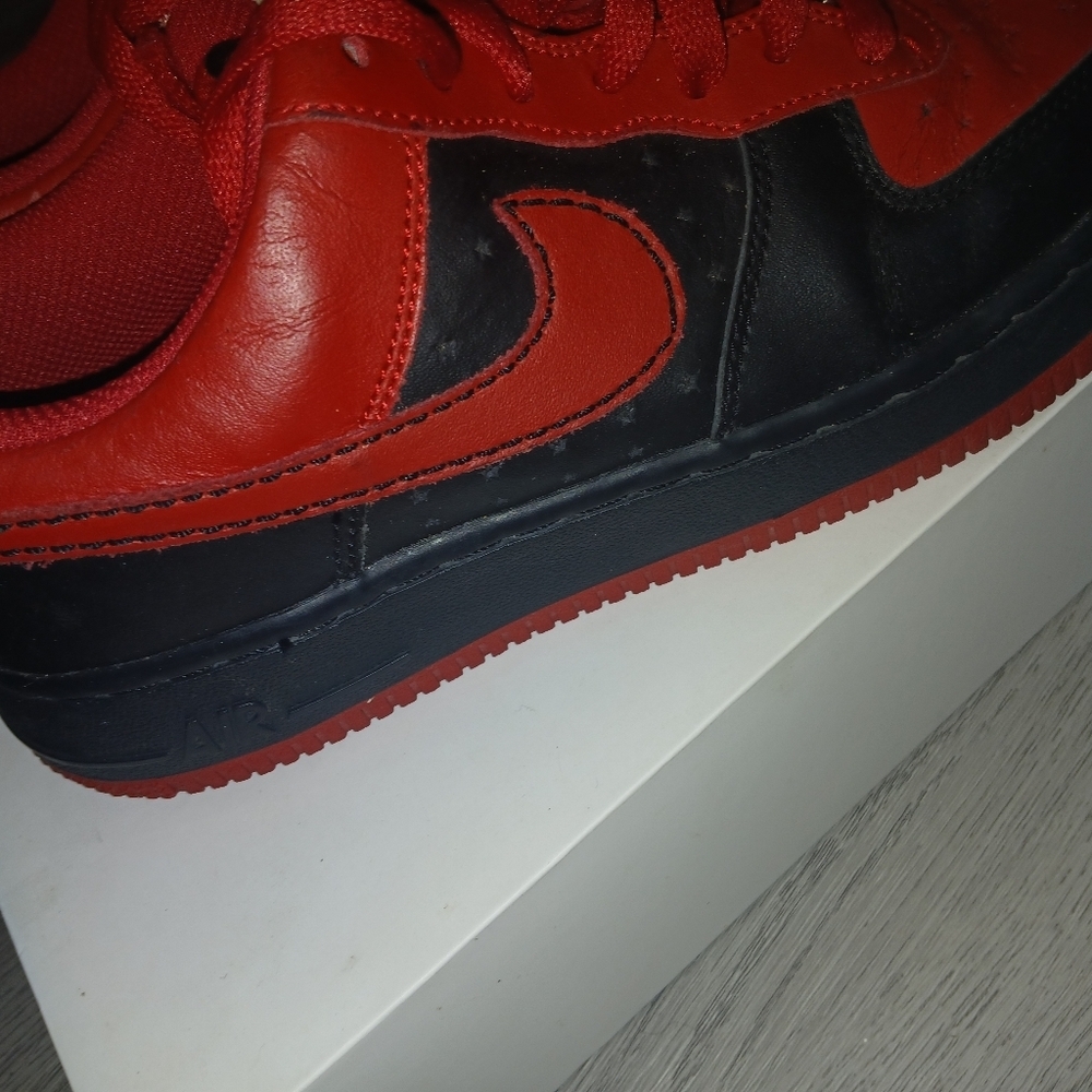 Nike Kids Red and Black Sneakers SIZE 5 - Picture 4 of 4